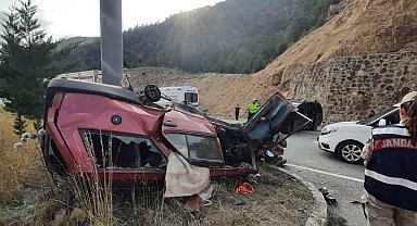 Gümüşhane'de hafif ticari araç, otomobille çarpıştı: 1 ölü, 9 yaralı
