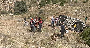 Hafif ticari araç, şarampole devrildi: 6 yaralı