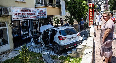Hafif ticari araçla çarpışan otomobil, apartman bahçesine uçtu: 2 yaralı
