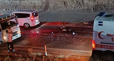 Hafif ticari araçla motosiklet çarpıştı: 1 ölü, 1 yaralı