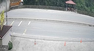 Hafriyat yüklü kamyon dereye düştü