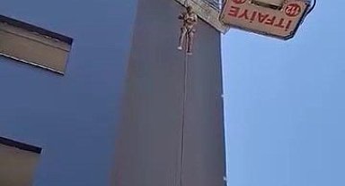 Halatı kopan iskelede asılı kaldı