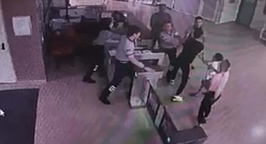 Hasta yakını gazinin, güvenlik görevlileriyle yaşadığı arbede kamerada