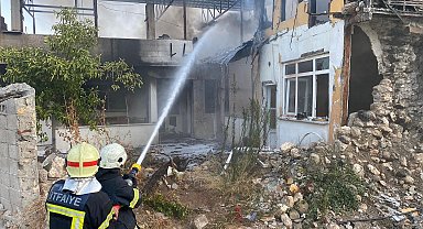 Hatay'da 2 katlı boş bina yandı