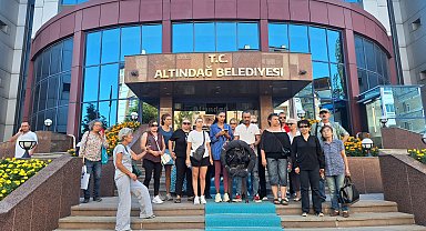 Hayvanseverler, Altındağ Belediyesi'ne siyah çelenk bıraktı