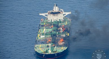 Husilerin vurduğu tankerde yangın sürüyor