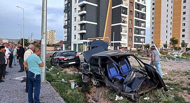 İki otomobilin çarpıştığı kazada biri ikiye bölündü; 3 kişinin yaralandığı kaza kamerada