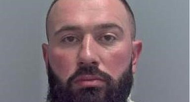 İngiltere'de bir teknede yapılan uyuşturucu operasyonu sırasında kaçmaya çalışan iki kişi yakalandı