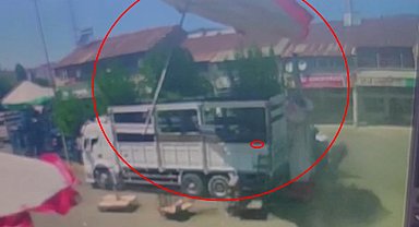 İş yerinin önündeki şemsiye, kuvvetli rüzgarda uçtu