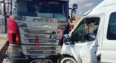 İşçi servis minibüsü, otomobil ve TIR'a çarptı; 14 yaralı