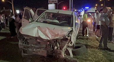 Işık ihlali yapan kamyonet, 2 araca çarptı: 1 ölü, 2 yaralı