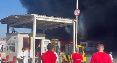 İstanbu l- Esenyurt'ta zincir marketin deposunda yangın-1