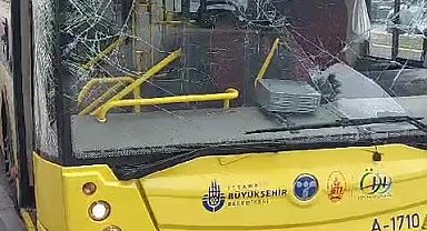 İstanbul - Alt geçide çarpan TIR, İETT otobüsünün üzerine devrildi-1