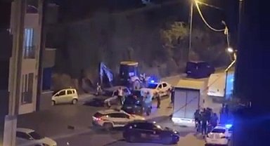 İstanbul - Arnavurtköy'de nakliye kamyonuyla göçmen kaçakçılığı: 19 kişi yakalandı