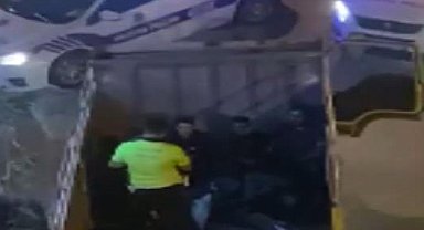 İstanbul - Arnavutköy'de kamyonet kasasındaki kaçak göçmenler yakalandı