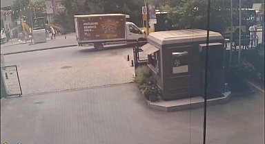 İstanbul- Ataşehir'de otobüs, kamyonet ve motosikletin karıştığı zincirleme kaza kamerada