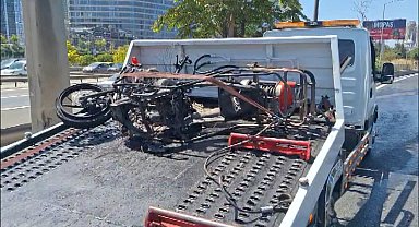 İstanbul - Ataşehir'de otomobilin çarptığı motosiklet alev alev yandı