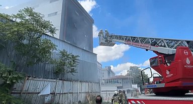 İstanbul-Avcılar'da atık kâğıt dönüşüm tesisinde yangın