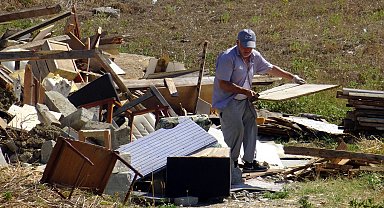 İstanbul - Avcılar'da kaçak barakalara kepçeyle yıkım
