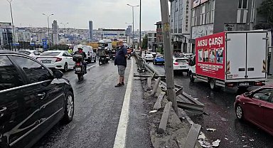 İstanbul - Avcılar'da kamyon bariyerlere çarptı, D-100 Ankara istikameti trafiğe kapatıldı-1