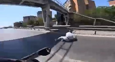 İstanbul - Avcılar'da motosikletli şov kazayla bitti; o anlar kamerada