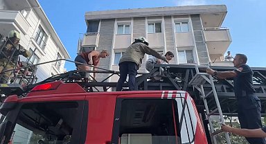 İstanbul- Avcılar'da yangında mahsur kalan aile ve kedisini itfaiye kurtardı