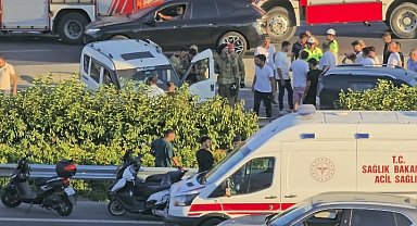 İstanbul-Bağcılar'da arıza yapan aracın yanında bekleyenlere hafif ticari araç çarptı: 2'si ağır 5 yaralı