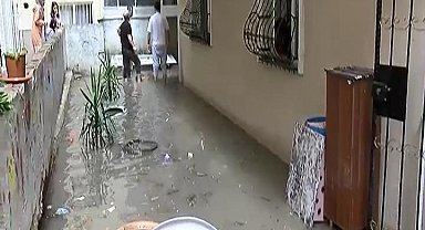 İstanbul - Bahçelievler'de ev ve iş yerlerini su bastı