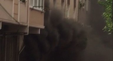 İstanbul - Bahçelievler'de marangozhane yangını: Panik anları kamerada