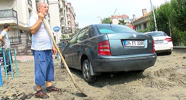 İstanbul - Bahçelievler'de yağışın ardından kum yol yayıldı, 2 otomobil mahsur kaldı
