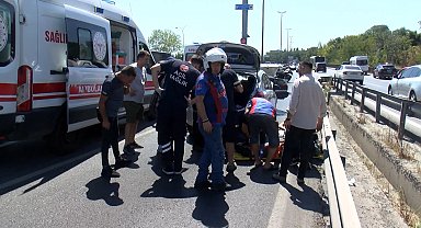 İstanbul - Bakırköy D-100 Karayolu'nda iki otomobil çarpıştı, trafik durma nokrasına geldi