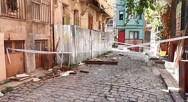 İstanbul - Balat'ta 2 katlı ahşap binada balkon çöktü