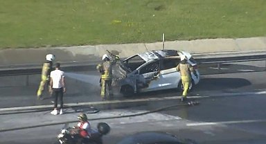 İstanbul-Başakşehir'de TEM Otoyolu'nda otomobil alev alev yandı