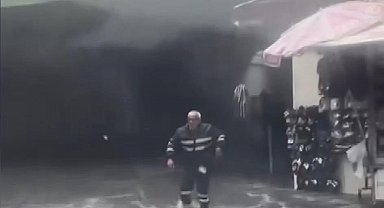 İstanbul - Bayrampaşa'da araçlar su birikintisinde böyle mahsur kaldı -3