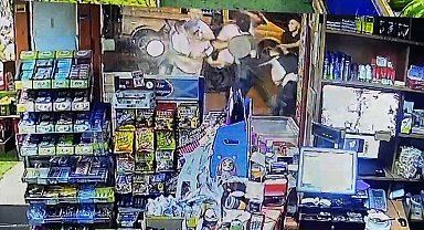 İstanbul- Bayrampaşa'da gasp girişimini engellemeye çalışan marketçi, saldırıya uğradı; o anlar kamerada