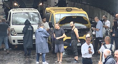 İstanbul - Bayrampaşa'da su basan alt geçitte mahsur kalan minibüs şoförü: Camı kırarak çıktım