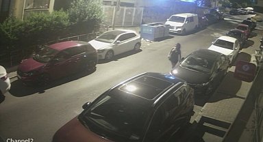 İstanbul- Beşiktaş'ta yolda yürüyen kadına cip çarptı; kaza kamerada