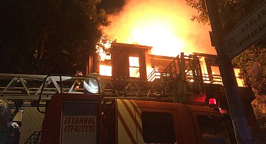 İstanbul- Büyükada'da 2 katlı binada yangın-1