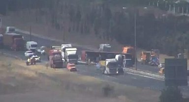 İstanbul - Çatalca TEM'de TIR devrildi-1