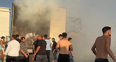 İstanbul-Esenyurt'ta park halindeki TIR alev alev yandı