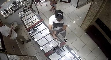 İstanbul - Eyüpsultan'da 2 çocukla kuyumcuya girip, silah tehdidiyle 5 bin lira gasbetti