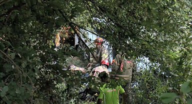 İstanbul - Eyüpsultan'da otomobil ormanlık alana uçtu: 2 yaralı