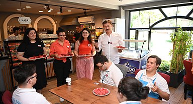 İstanbul- Hemofili hastalığına dikkat çekmek isteyen TEKNOFEST finalistleri, kırmızı renkli pasta dağıttı