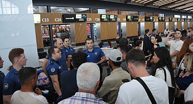İstanbul - İstanbul Havalimanı'nda iki gündür bekletilen yolculardan firmaya tepki