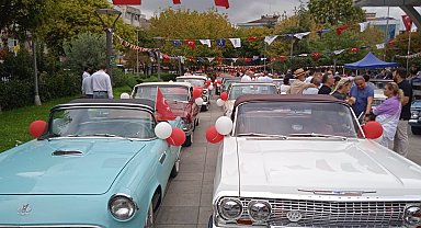 İstanbul- Kadıköy'de klasik otomobillerden 30 Ağustos konvoyu