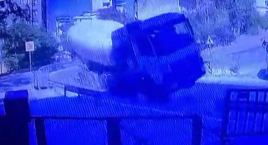 İstanbul - Kartal'da beton mikseri devrildi