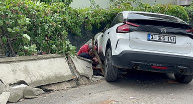 İstanbul- Kartal'da direksiyon hakimiyetini kaybeden sürücü bahçe duvarına çarptı