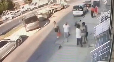 İstanbul - Küçükçekmece'de güpegündüz gasp girişimi kamerada