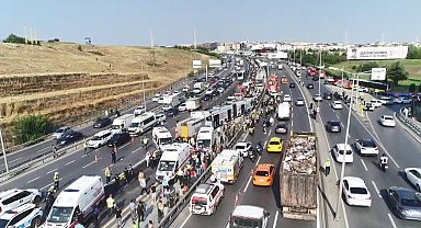 İstanbul - Küçükçekmece'de metrobüs kazası: 10 yaralı - 3 Drone