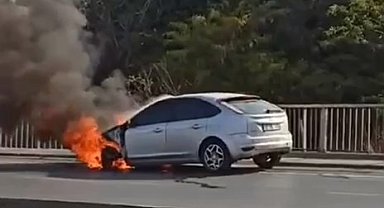 İstanbul-Küçükçekmece'de yanan otomobile beton mikserinden müdahale